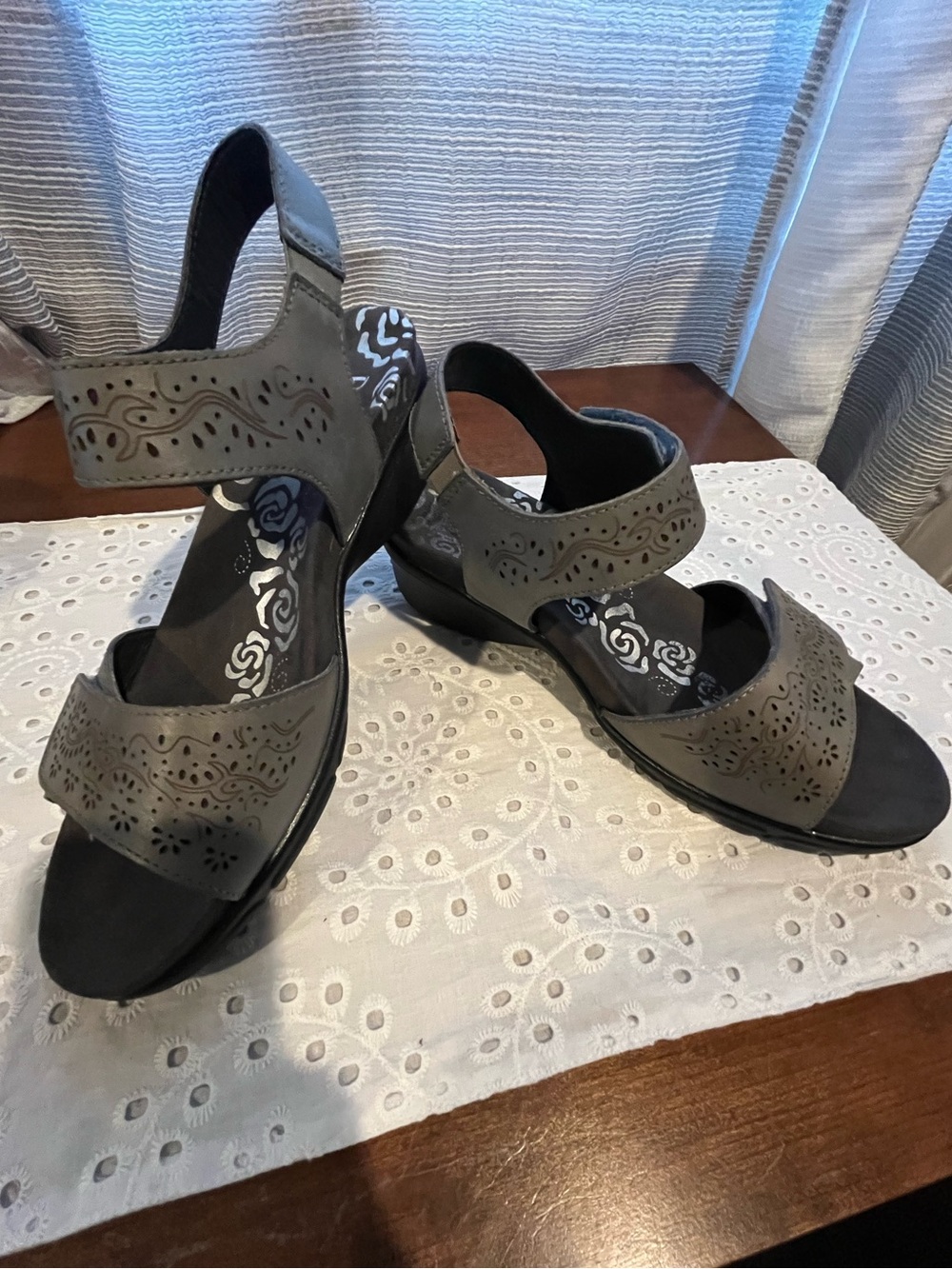Women’s Propet Wanda Silver Sandals 
Size 9 Wide